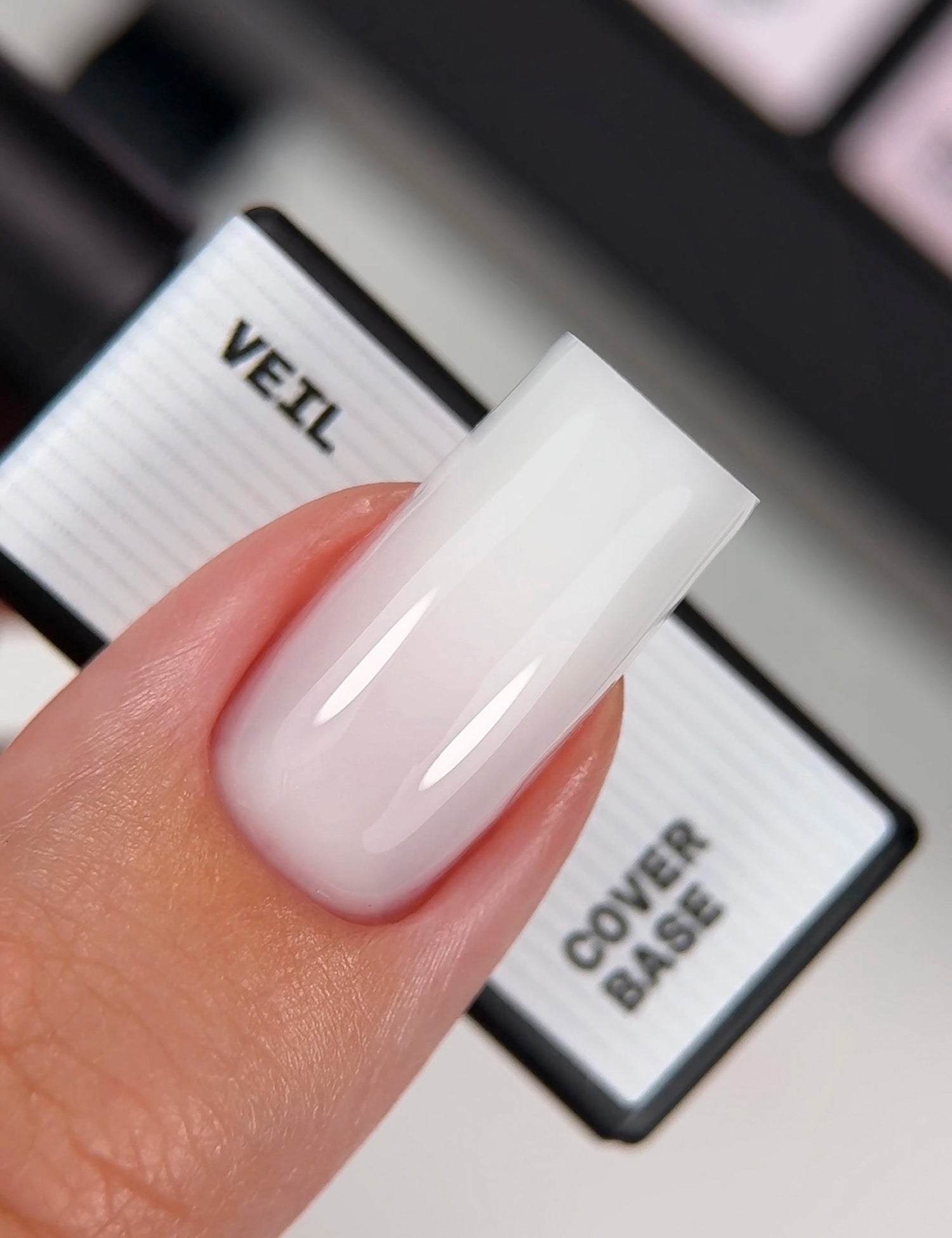 BIBLIOTEKA Cover Base № 01 Veil – Halbtransparente milchige Base, 10 ml