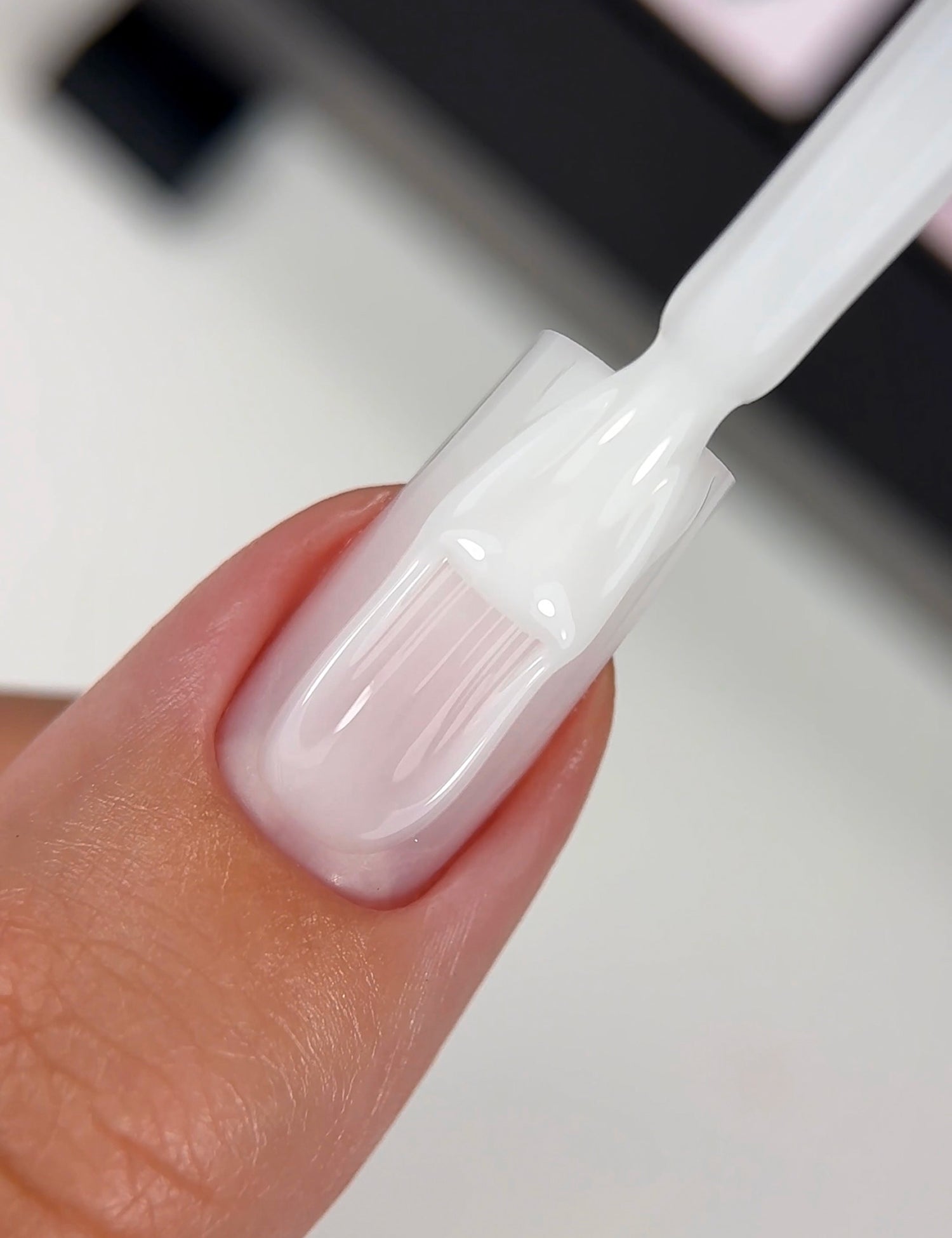 BIBLIOTEKA Cover Base № 01 Veil – Halbtransparente milchige Base, 10 ml